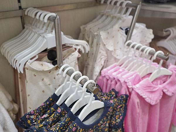 What are the basic requirements of coat hangers?