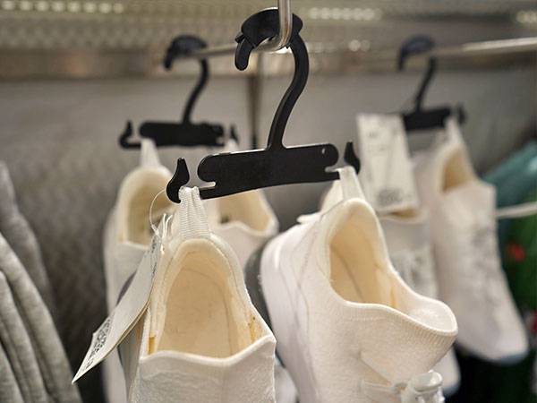 What's the material of the coat hanger? Which material is better?