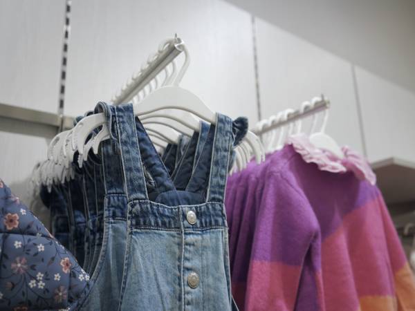 CHILDREN HANGER